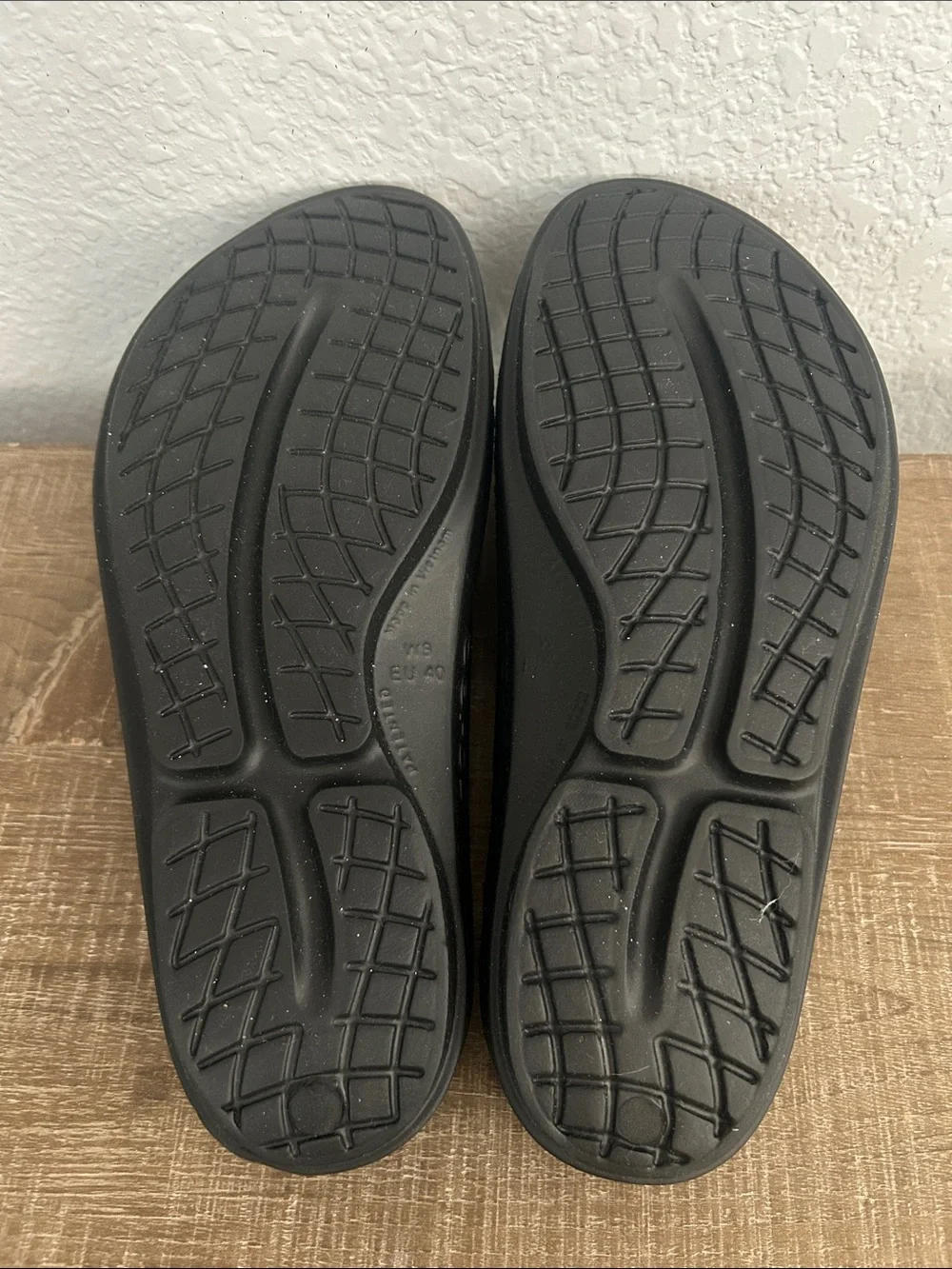 NEW OOFOS Black Slip-On Flip Flop Sandals - Picture 3 of 3